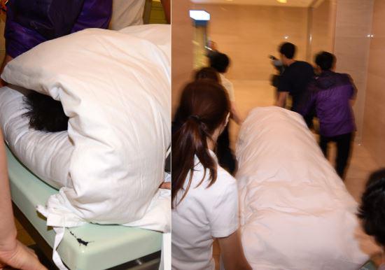 为防止记者拍摄，朴槿惠住院时被全身包裹。（韩国纽西斯通讯社）