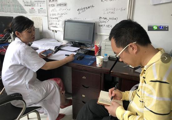 ▲钟世琴(左)向上游新闻记者介绍孩子接生情况。摄影/上游新闻记者 李野