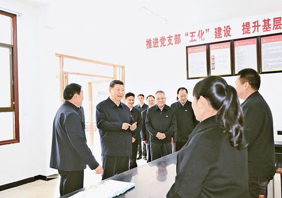 2024年3月18日至21日,中共中央總書記、國家主席、中央軍委主席習近平在湖南考察。這是19日下午,習近平在常德市鼎城區謝家鋪鎮港中坪村黨群服務中心瞭解當地為基層減負、提升基層治理效能等情況。 新華社記者 燕雁/攝