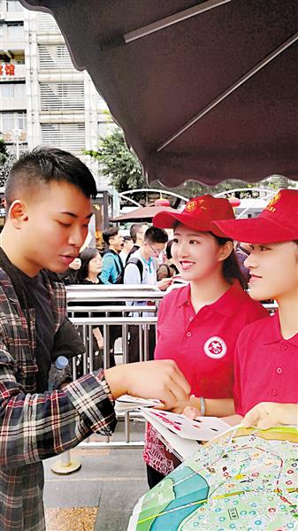 大二女生假期为游客服务 称志愿服务能学不少东西