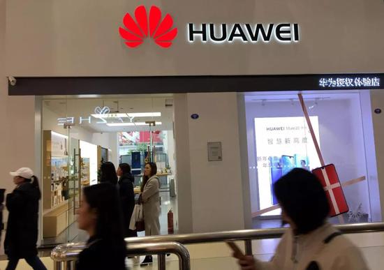▲市民从福州一华为体验店前经过(视觉中国)