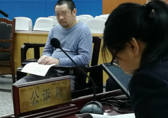 3月1日上午9时40分,王某被带上法庭,听到公诉人的指控,他全程神情淡定,低头时不时瞟向公诉人。