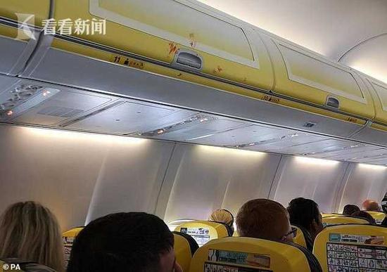 一张发布在社交媒体上的照片也显示，飞机头顶行李舱的门上有血迹。
