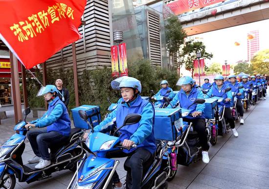  2017年11月9日，上海流动消防宣传志愿队的骑手们在成立仪式上出发。（新华社记者凡军 摄）