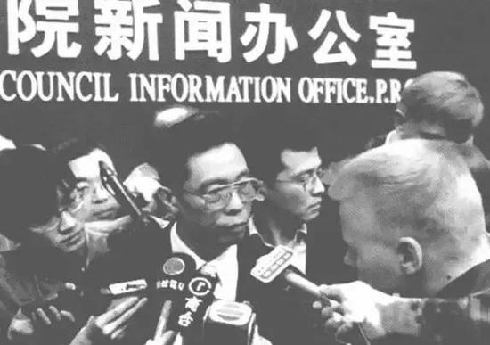 ·發佈會後,鍾南山被圍堵。