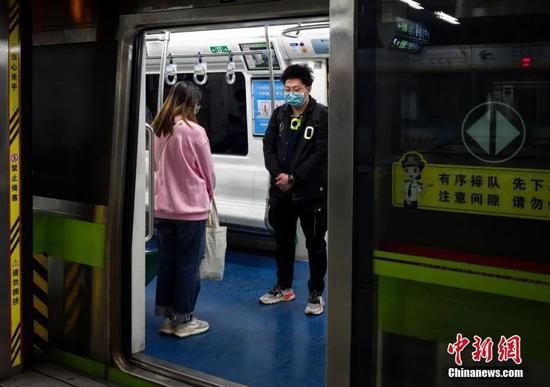 4月4日，地铁北京西站进行默哀仪式，深切哀悼抗击新冠肺炎疫情斗争牺牲烈士和逝世同胞。中新网记者 李霈韵 摄