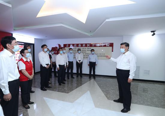 7月22日至24日,中共中心总书记、国度主席、中心军委主席习近平在吉林省观察。这是7月23日下昼,习近平在吉林长春社区干部学院,领会学院建立和培训情形。