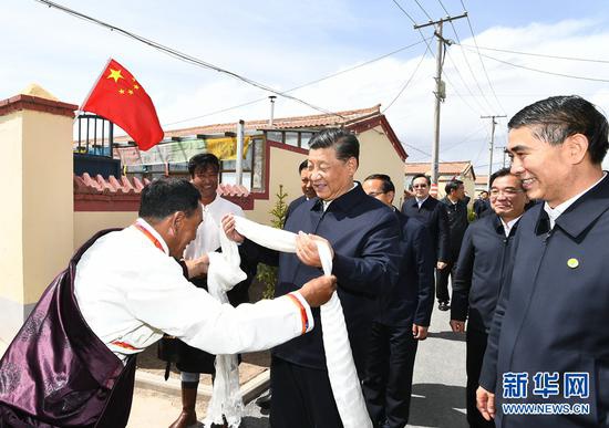 6月7日至9日,中共中央总书记、国家主席、中央军委主席习近平在青海考察。这是8日下午,习近平在海北藏族自治州刚察县沙柳河镇果洛藏贡麻村考察时,藏族牧民索南才让向习近平献上哈达。新华社记者 谢环驰 摄