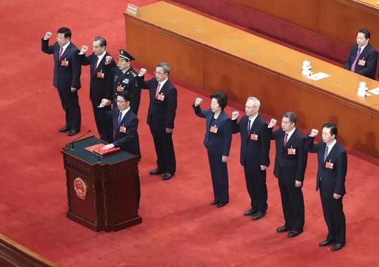 3月19日，国务院副总理、国务委员、秘书长进行宪法宣誓。（新华社发）