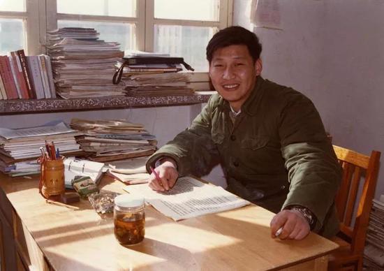 △1983年,在河北正定办公室里的习近平。