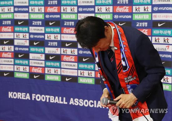 主教練申臺(tái)龍鞠躬致意