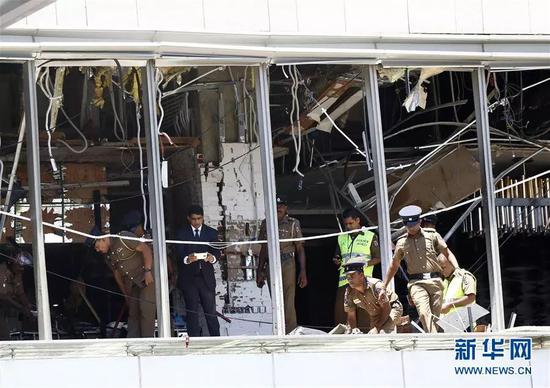 △4月21日，在斯里蘭卡首都科倫坡，警察和調查人員在遭爆炸襲擊的香格里拉大酒店工作。新華社發