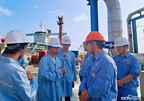  大学生在海南炼化原油码头与一线工程师交流