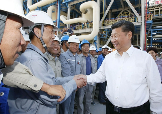 2016年7月19日,习近平在宁夏宁东能源化工基地慰问煤制油项目技术研发团队。