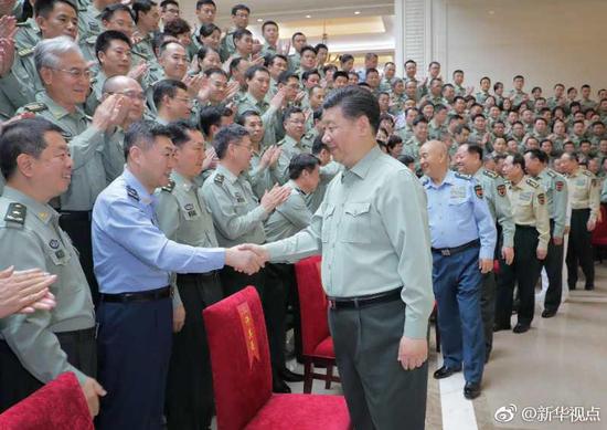 5月16日,中共中央总书记、国家主席、中央军委主席习近平视察军事科学院。这是习近平亲切接见军事科学院第八次党代会代表。图片来源:新华社