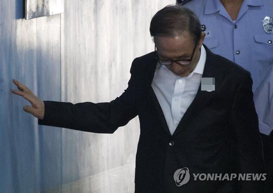 【蜗牛扑克】李明博出院3天又受审:面色憔悴 扶墙进法院(图)