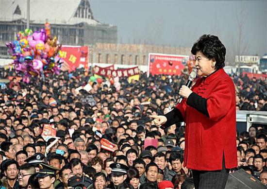 刘兰芳在马街书会上表演