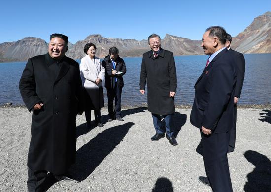 20日，金正恩和文在寅天池前散步。