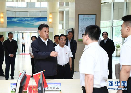 7月15日至16日,中共中央总书记、国家主席、中央军委主席习近平在内蒙古考察并指导开展“不忘初心、牢记使命”主题教育。这是16日上午,习近平在内蒙古自治区自然资源厅自然资源政务大厅同工作人员交谈,了解开展主题教育和落实便捷高效政务服务等情况。 新华社记者 谢环驰 摄
