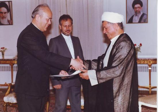 1991年，华黎明向伊朗总统拉夫桑贾尼递交国书。华黎明供图