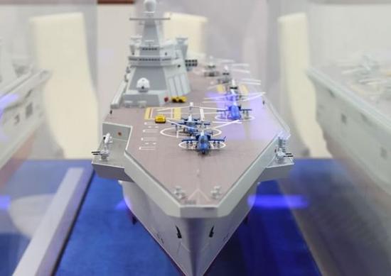资料图片:防展上公开的俄军新一代两栖登陆舰模型。(俄国防部官网)