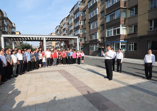 7月22日至24日,中共中心总书记、国度主席、中心军委主席习近平在吉林省观察。这是7月23日下昼,习近平在长春市宽城区团山街道长山花圃社区广场,同住民们亲热交换。