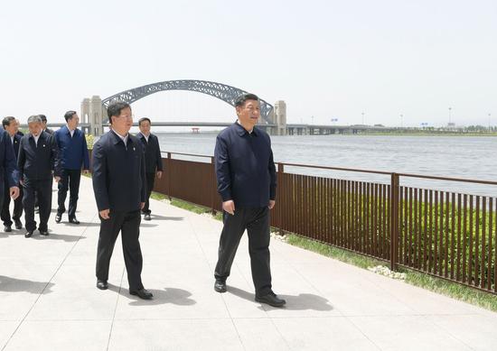 ↑2020年5月12日中午，习近平在汾河太原城区晋阳桥段考察汾河水治理及沿岸生态保护、城市环境建设等情况。