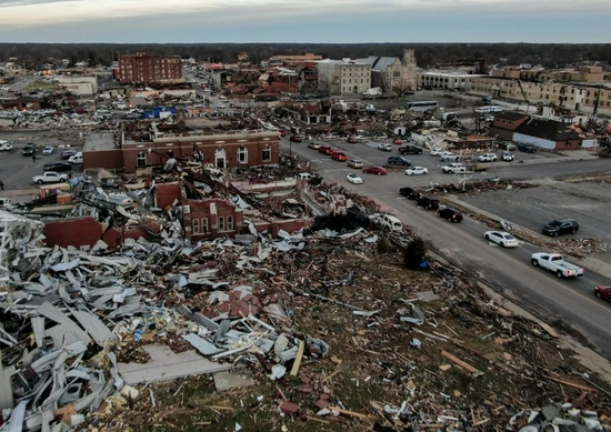 当地时间12月11日，美国肯塔基州，当地遭龙卷风袭击，房屋受损严重。/IC photo