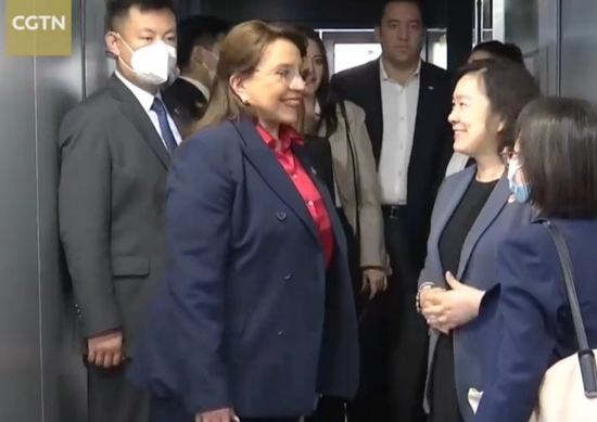 洪都拉斯總統卡斯度彭利拿（左2）6月9日抵達上海，開始對中國的國事訪問，外交部部長助理華春瑩（右2）等前往迎接 圖：CGTN報導畫面截屏