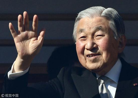 明仁天皇庆祝84岁生日,在皇宫的阳台上挥手(视觉中国)