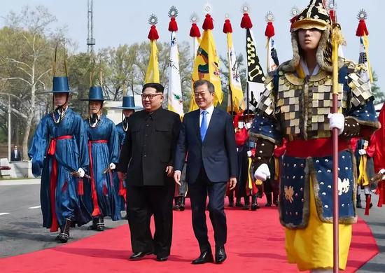 2018年4月27日,朝鲜最高领导人金正恩与韩国总统文在寅在板门店出席欢迎仪式。新华社发