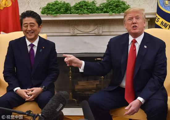 ▲资料图片:2018年6月7日,美国华盛顿,日本首相安倍晋三访问美国,与美国总统特朗普在椭圆办公室举行会谈。(视觉中国)