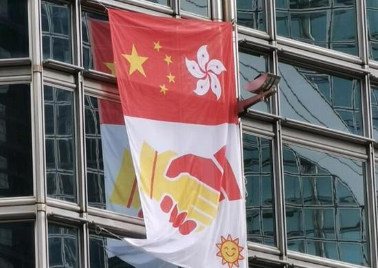 法籍蜘蛛侠攀登中环商厦 高挂中国国旗和香港区旗