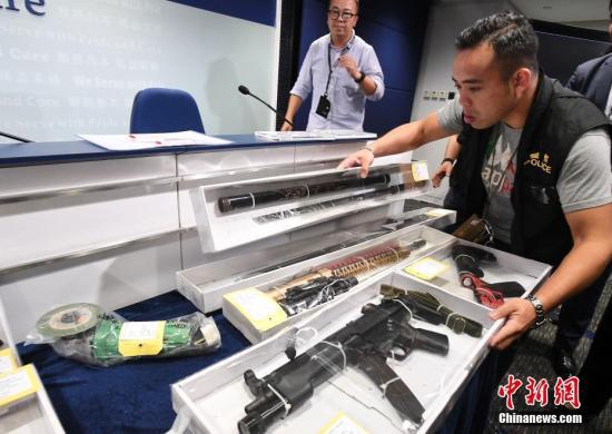 9月5日，香港警方在例行记者会上指出，近日开始发现有人携带疑似手枪，情况非常严重。图为警方展示于9月4日晚上在北角拘捕一名男子检获的相关证物，包括气枪及武士刀等。中新社记者 麥尚旻 摄
