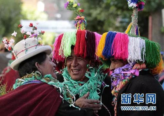 (玻利维亚城市奥鲁罗的居民庆祝安第斯人狂欢节)