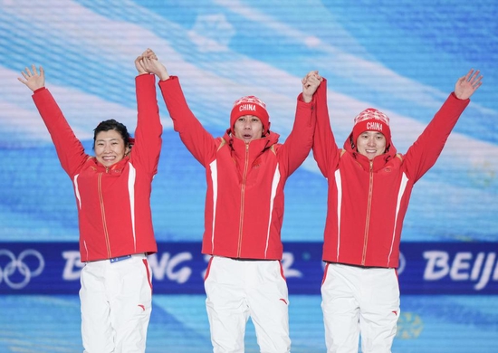2月11日，中国选手徐梦桃、贾宗洋和齐广璞（从左至右）获得自由式滑雪空中技巧混合团体银牌。新华社记者薛玉斌摄