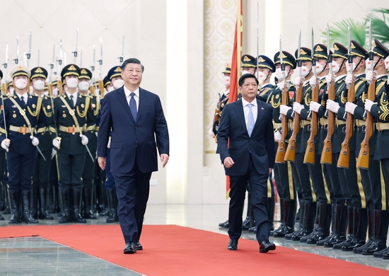 △1月4日，国家主席习近平在北京人民大会堂同来华进行国事访问的菲律宾总统马科斯举行会谈。这是会谈前习近平在人民大会堂北大厅为马科斯举行欢迎仪式。