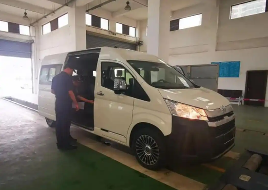 120多万的卡宴只要60多万？很多网友激动了！打飞的到海南买进口车，可行吗？