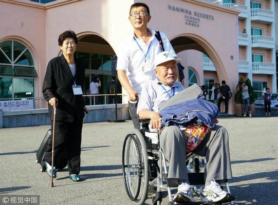 当地时间20日中午,数十名韩国老人抵达朝鲜金刚山,有人坐着轮椅。(图:视觉中国)