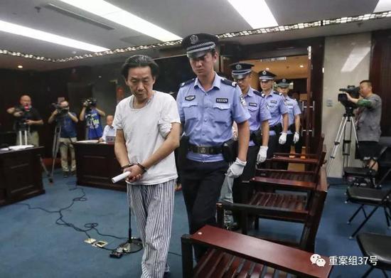 ▲2018年9月7日,被告人滕某等四人被带上法庭。新京报记者王贵彬 摄