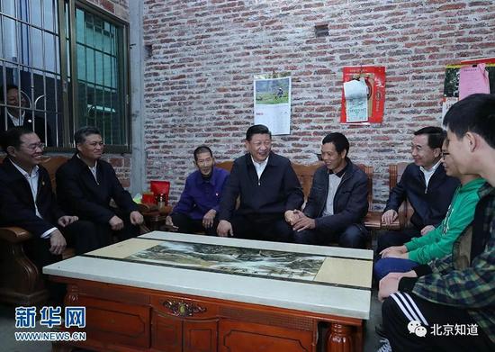 2018年10月23日,中共中央總書記、國家主席、中央軍委主席習近平在廣東省清遠市調研。這是習近平在清遠市所轄英德市連江口鎮連樟村貧困戶家中看望慰問。 圖/新華社