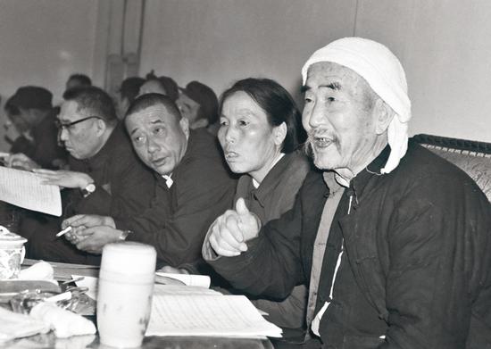 1982年11月29日，出席五届全国人民代表大会第五次会议的山西省代表团分组审议宪法修改草案。图为全国劳动模范、植棉能手吴吉昌在发言。 新华社记者 王新庆/摄