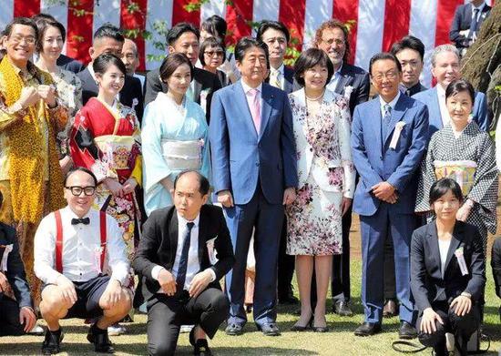 2018年4月的“赏樱会”,安倍晋三、安倍昭惠与日本娱乐界人士合影。