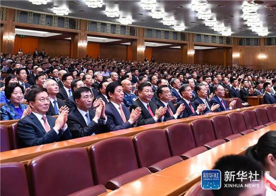↑9月29日,庆祝中华人民共和国成立70周年大型文艺晚会《奋斗吧 中华儿女》在北京人民大会堂举行。习近平、李克强、栗战书、汪洋、王沪宁、赵乐际、韩正、王岐山等党和国家领导人同4000多名观众一起观看演出。新华社记者 谢环驰 摄