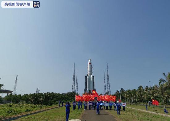 空间站天和核心舱器箭组合体转运至发射区