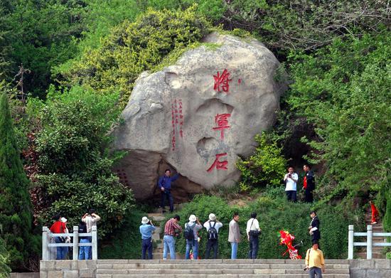 △2011年4月23日,人们在新县红四方面军将士纪念馆景区内参观。新华社记者 王颂 摄