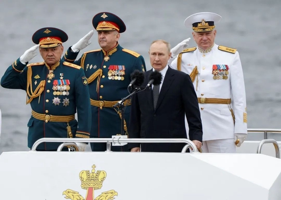 普京出席俄羅斯海軍節閱兵活動并發表講話。圖源：路透社