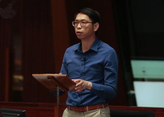 议员批评郑松泰“不作死就不会死”,应承担责任(港媒)