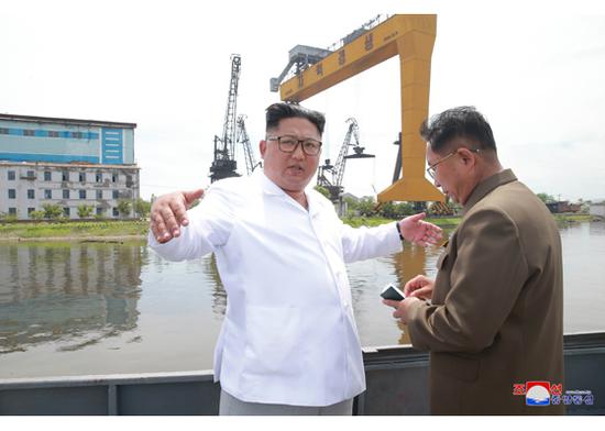 金正恩视察清津造船厂(图:朝中社)