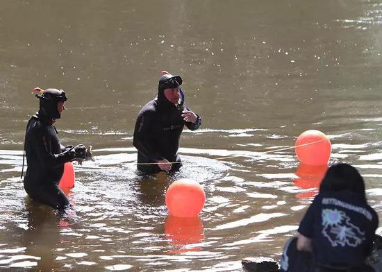 ▲潜水员进行水下搜索尸体 JENAER新闻